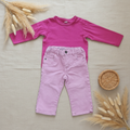 Ensemble H&M t-shirt fuchsia + jean rose pâle – fond bohème