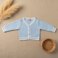 Gilet bleu bébé liseré blanc – fond bohème