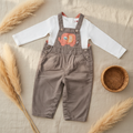 Salopette taupe éléphant + t-shirt blanc – fond bohème